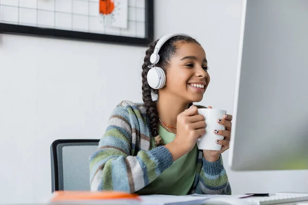 Feliz Estudante Americana Africana Fones Ouvido Segurando Xícara Chá Enquanto — Fotografia de Stock
