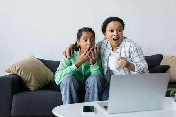 Schockierte Afroamerikanerin Mit Teenager Tochter Schaut Film Auf Verschwommenem Laptop — Stockfoto