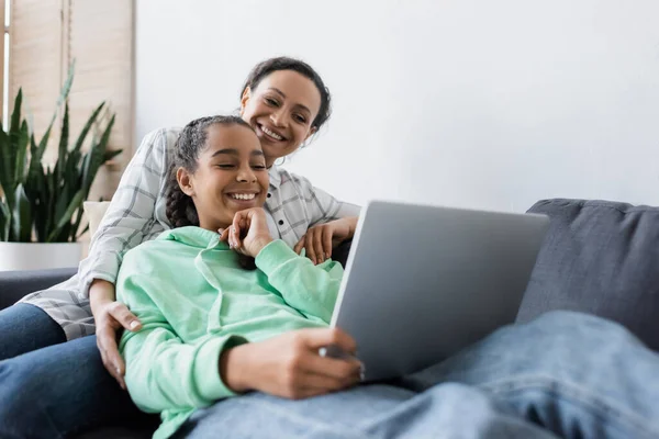 Mulher Americana Africana Alegre Com Filha Adolescente Assistindo Filme Laptop — Fotografia de Stock