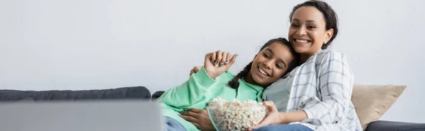 Glad Afrikansk Amerikansk Kvinna Och Tonåring Flicka Titta Film Laptop — Stockfoto