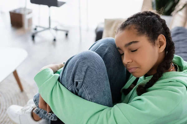 Deprimida Afroamericana Adolescente Chica Con Los Ojos Cerrados Abrazando Rodillas — Foto de Stock