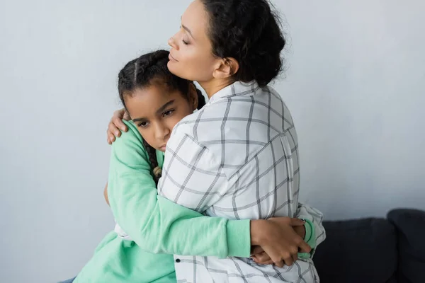 Africano Americano Madre Con Cerrado Ojos Abrazando Deprimido Adolescente Hija —  Fotos de Stock