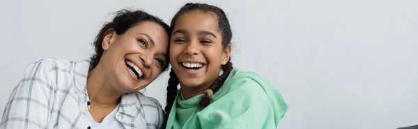 Mujer Afroamericana Emocionada Con Hija Adolescente Riendo Mientras Pasa Tiempo — Foto de Stock