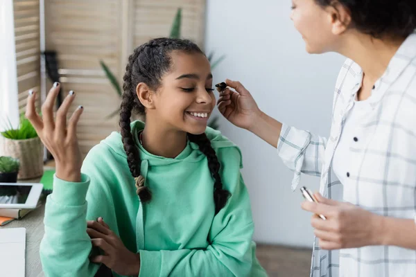 Mulher Americana Africana Borrada Fazendo Maquiagem Para Filha Adolescente Alegre — Fotografia de Stock