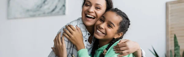 Glad Afrikansk Amerikansk Mor Och Tonårsdotter Kramas Medan Tittar Kameran — Stockfoto