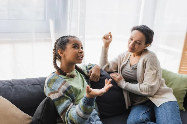 Afrikanska Amerikanska Tonårstjej Pekar Med Handen Medan Pratar Med Mamma — Stockfoto