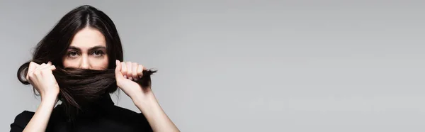 Νεαρή Γυναίκα Που Καλύπτει Στόμα Καστανά Μαλλιά Απομονώνονται Γκρι Banner — Φωτογραφία Αρχείου