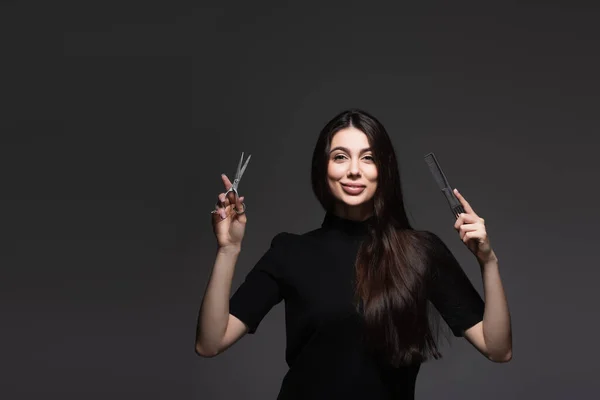 Alegre Joven Con Pelo Largo Brillante Sosteniendo Tijeras Peine Aislado —  Fotos de Stock