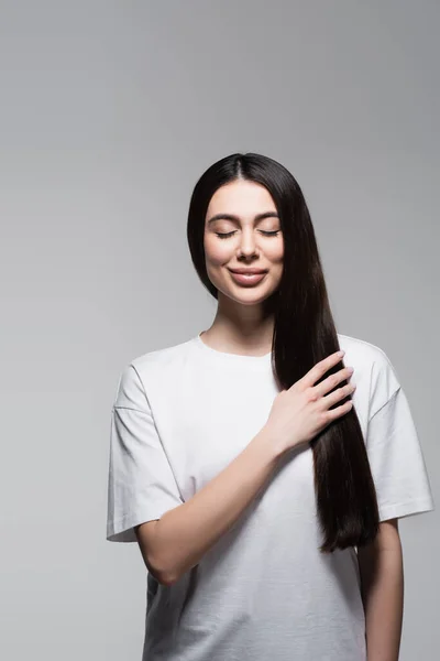 Mujer Feliz Tocando Pelo Largo Liso Aislado Gris — Foto de Stock