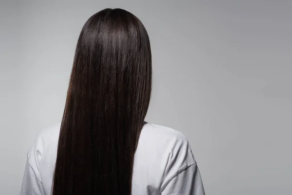 Visão Traseira Jovem Com Cabelo Longo Liso Isolado Cinza — Fotografia de Stock