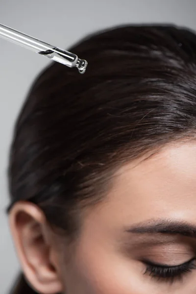 Крупним Планом Молода Жінка Тримає Піпетку Маслом Біля Блискучого Волосся — стокове фото