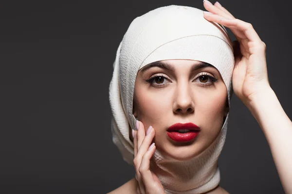 Ung Kvinna Elastiskt Bandage Huvudet Tittar Kameran Isolerad Grå — Stockfoto