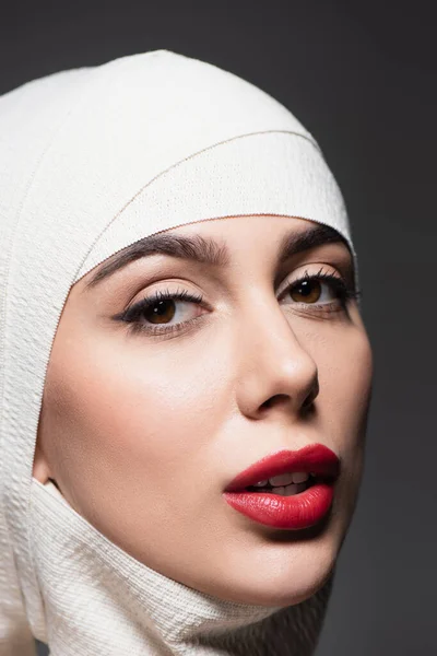Kvinna Med Elastiskt Bandage Huvudet Efter Plastikkirurgi Isolerad Grå — Stockfoto