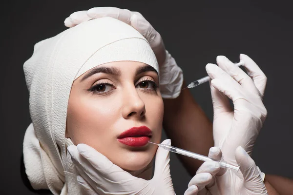 Plasztikai Sebészek Akik Fecskendőket Tartanak Beteg Közelében Rugalmas Kötésben Fejen — Stock Fotó
