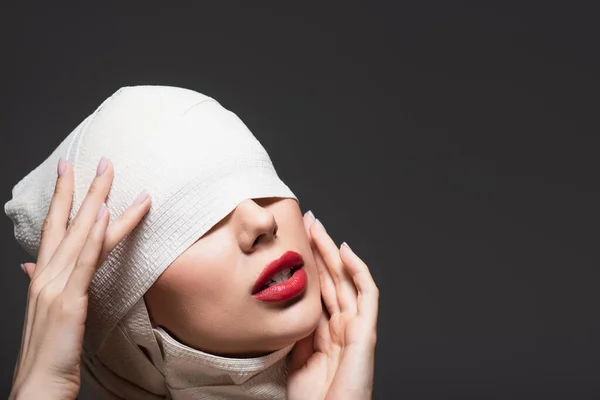 Mujer Vendaje Elástico Después Cirugía Plástica Aislada Gris — Foto de Stock