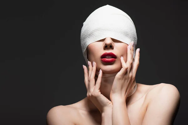 Kobieta Elastycznym Bandażu Zakrytymi Oczami Gołymi Ramionami Wyizolowana Szaro — Zdjęcie stockowe
