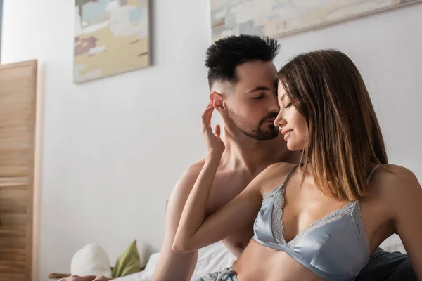 Mujer Apasionada Sujetador Satén Abrazando Hombre Sin Camisa Dormitorio — Foto de Stock