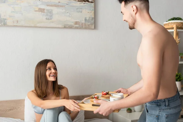 Hombre Sin Camisa Que Bandeja Con Delicioso Desayuno Novia Complacida — Foto de Stock