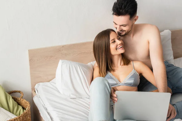 Shirtless Man Happy Woman Bra Looking Each Other Laptop Bedroom — Fotografia de Stock