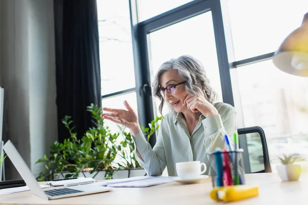 Mujer Negocios Sonriente Teniendo Videollamada Ordenador Portátil Oficina — Foto de Stock