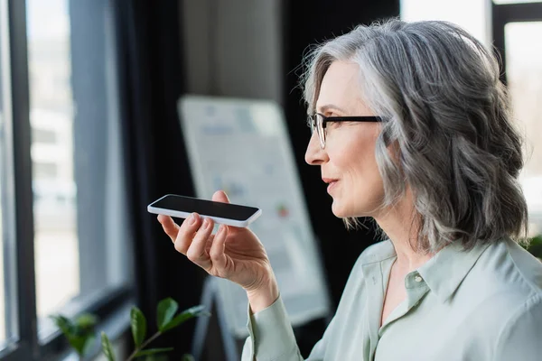 Vista Lateral Mujer Negocios Madura Gafas Grabando Mensaje Voz Teléfono — Foto de Stock