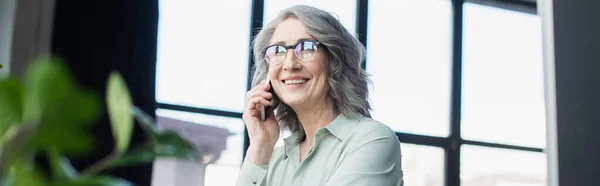 Feliz Mujer Negocios Hablando Por Celular Oficina Pancarta —  Fotos de Stock