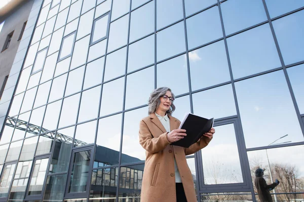 Vista Ángulo Bajo Una Mujer Negocios Sonriente Con Abrigo Mirando — Foto de Stock