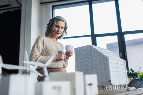 Empresaria Sosteniendo Taza Café Cerca Modelos Borrosos Edificios Oficina — Foto de Stock