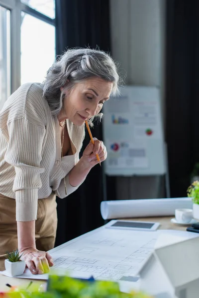 Pensive Businesswoman Holding Pencil Blueprint Office — Stock Photo, Image