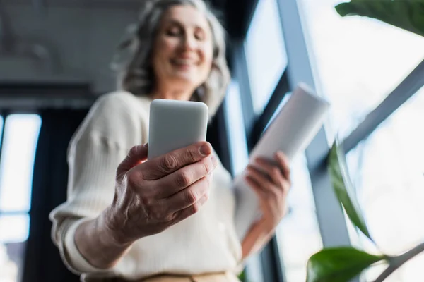 Low Angle View Blurred Businesswoman Holding Smartphone Blueprint Office — Stock Photo, Image