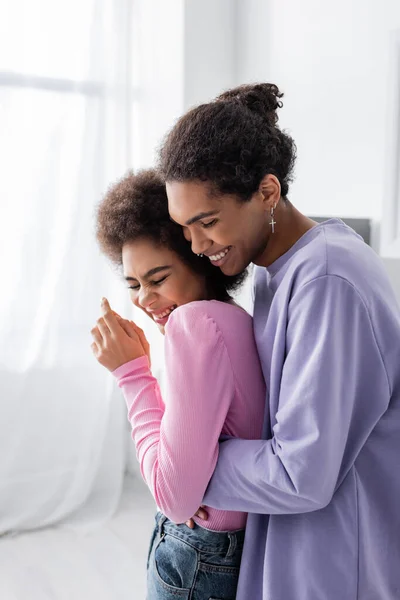 Pozitif Afro Amerikalı Erkek Evde Gözleri Kapalı Kız Arkadaşını Kucaklıyor — Stok fotoğraf