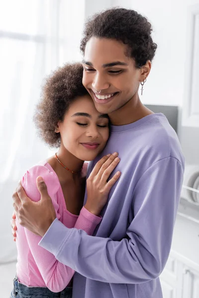 Joven Afroamericano Hombre Abrazando Novia Casa — Foto de Stock