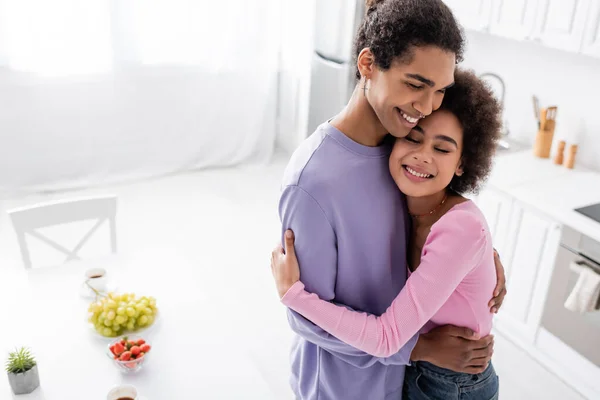 Young African American Couple Hugging Fruits Kitchen — 图库照片