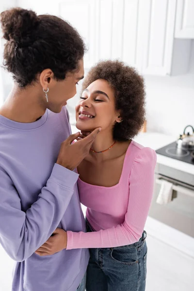 Jong Afrikaans Amerikaans Man Aanraken Glimlachen Vriendin Keuken — Stockfoto