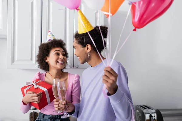 Mujer Afroamericana Positiva Sosteniendo Presente Tostando Champán Con Novio Sosteniendo — Foto de Stock