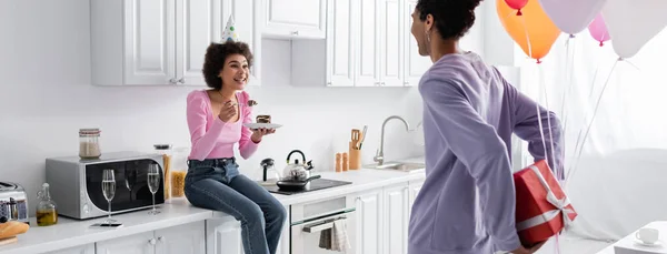 Sonriente Mujer Afroamericana Gorra Fiesta Sosteniendo Pastel Cerca Novio Con — Foto de Stock