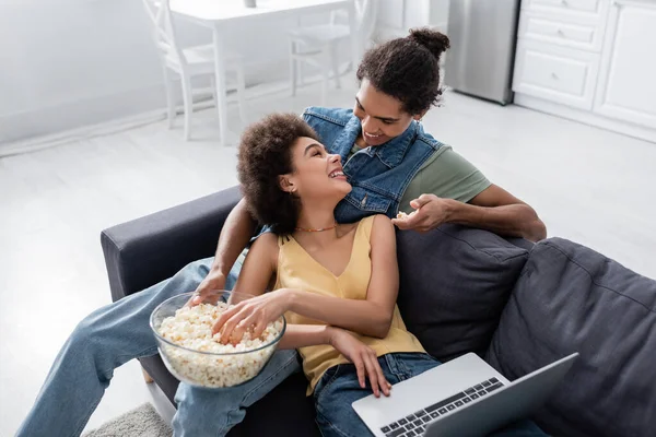Young African American Couple Talking Popcorn Laptop Home — Stock Photo, Image