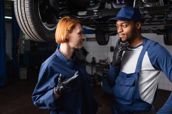 Mecánica Interracial Uniforme Guantes Hablando Bajo Coche Servicio —  Fotos de Stock