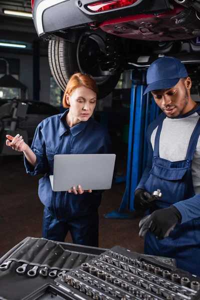 African American Mechanic Pointing Tools Colleague Laptop Car Service — Fotografia de Stock