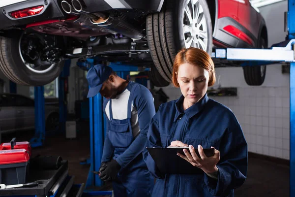 Mechanic Writing Clipboard African American Colleague Car Service — Stock Photo, Image