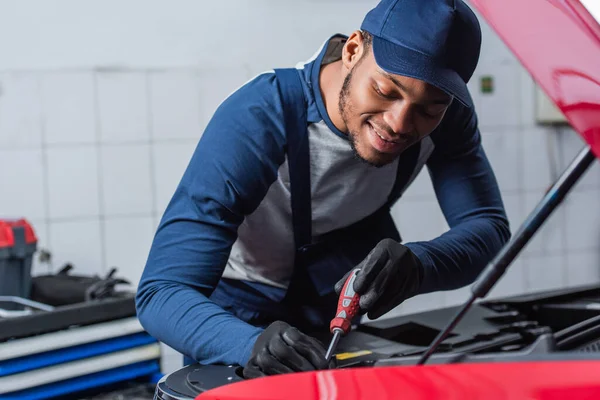 Sonriente Afroamericano Capataz Haciendo Diagnósticos Coche Borroso Taller —  Fotos de Stock