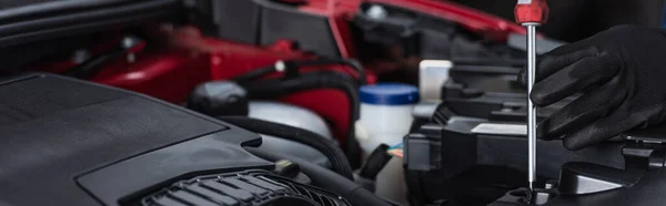 Частковий Вигляд Передньої Частини Перевіркою Викрутки Двигуна Автомобіля Банер — стокове фото