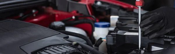 Gedeeltelijk Zicht Van Voorman Met Schroevendraaier Controleren Van Automotor Banner — Stockfoto