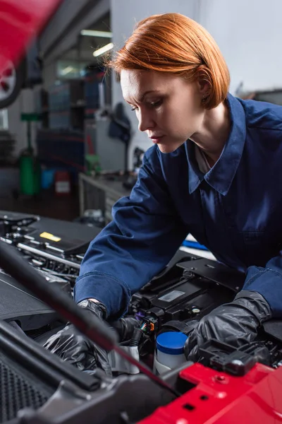 Formalı Kadın Atölyede Arabanın Motorunu Tamir Ediyor — Stok fotoğraf