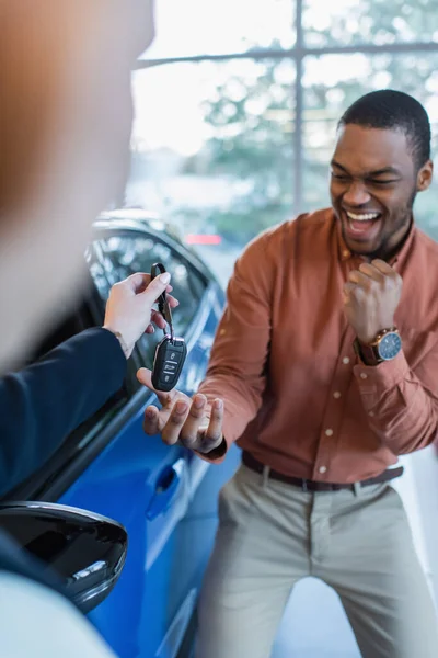 Hombre Afroamericano Emocionado Mostrando Gesto Éxito Mientras Toma Llave Distribuidor — Foto de Stock