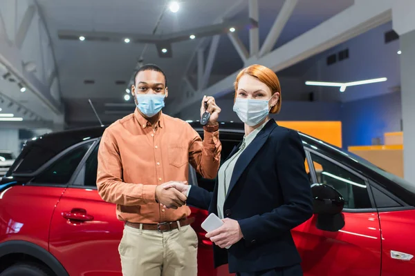 Concesionario Automóviles Cliente Afroamericano Máscaras Médicas Estrechando Las Manos Mientras —  Fotos de Stock