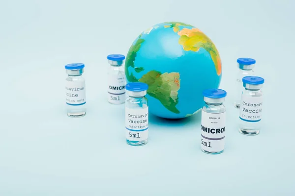 Covid Omicron Variant Vaccine Bottles Globe Blue Background — Stock Photo, Image