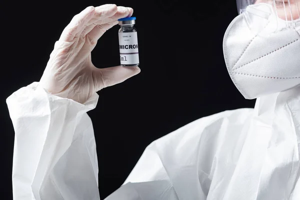 Частковий Вигляд Лікаря Медичній Масці Костюмі Маскою Тримає Вакцину Проти — стокове фото