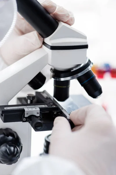 Καλλιεργημένη Άποψη Του Βιολόγου Που Εργάζεται Μικροσκόπιο Στο Επιστημονικό Εργαστήριο — Φωτογραφία Αρχείου
