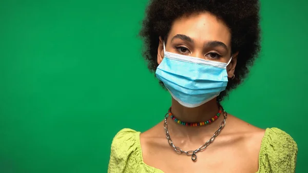 緑で隔離された医療マスクのアフリカ系アメリカ人女性 — ストック写真